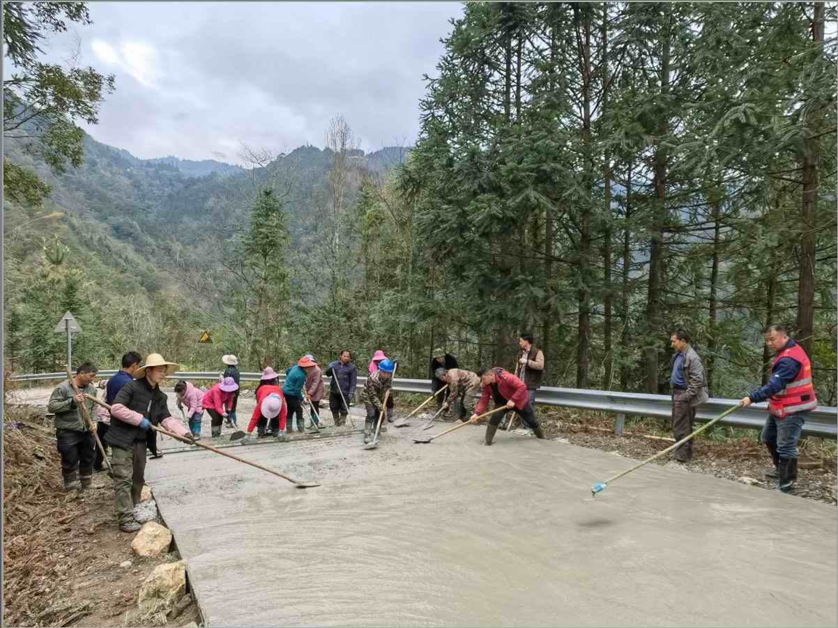 维修村屯道路，畅通货物运输，为乡村振兴注入新动力