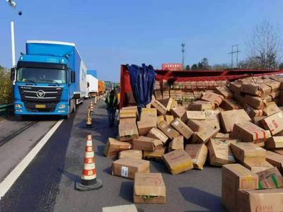 G42沪蓉高速六武段货车侧翻事故警示 道路货物运输安全亟待加强